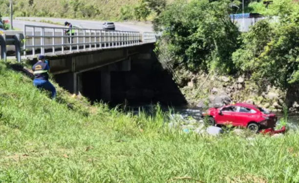 Muere conductor tras caer con su vehículo desde puente sobre el río Cochea en Boquete