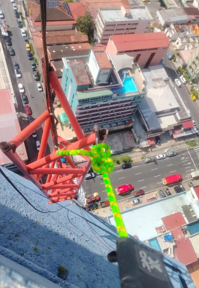 Bomberos evitan tragedia por antena desprendida en edificio de la Lotería Nacional