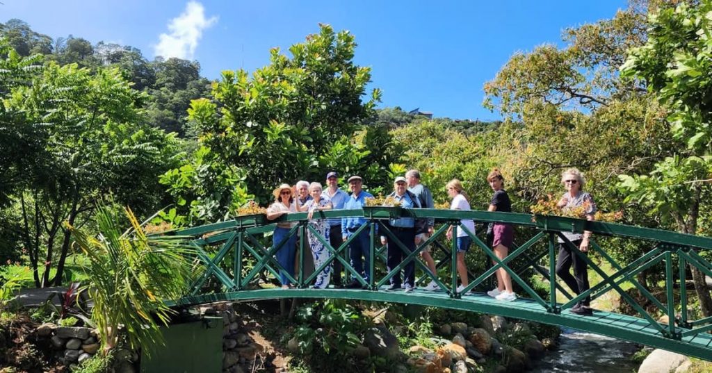 Esposos Peterson celebran sus cumpleaños e inauguran puente en el Parque Biblioteca de Boquete